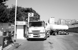 autocisterna scarica carburante