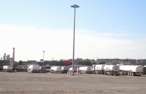 azienda petrolifera - parcheggio autobotti