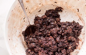 Aggiungere-il-burro-e-il-latte-Ricetta-Salame-di-cioccolato-senza-uova