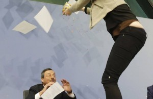manifestante mentre lancia i coriandoli al Presidente della BCE Mario Draghi in segno di protesta