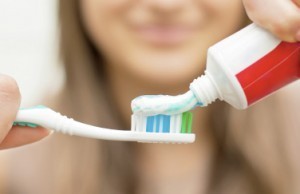pulire-con-dentifricio